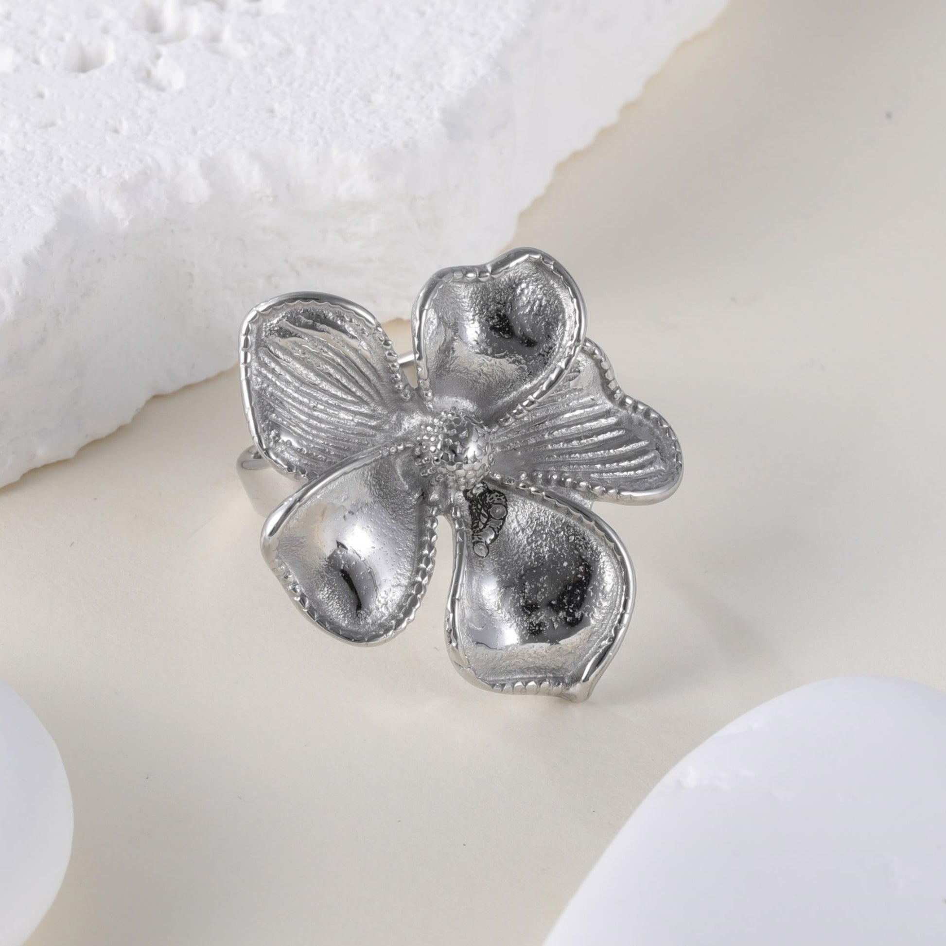 Elegant Flower Design Exquisite Female Stainless Steel Waterproof Ring丨G005765