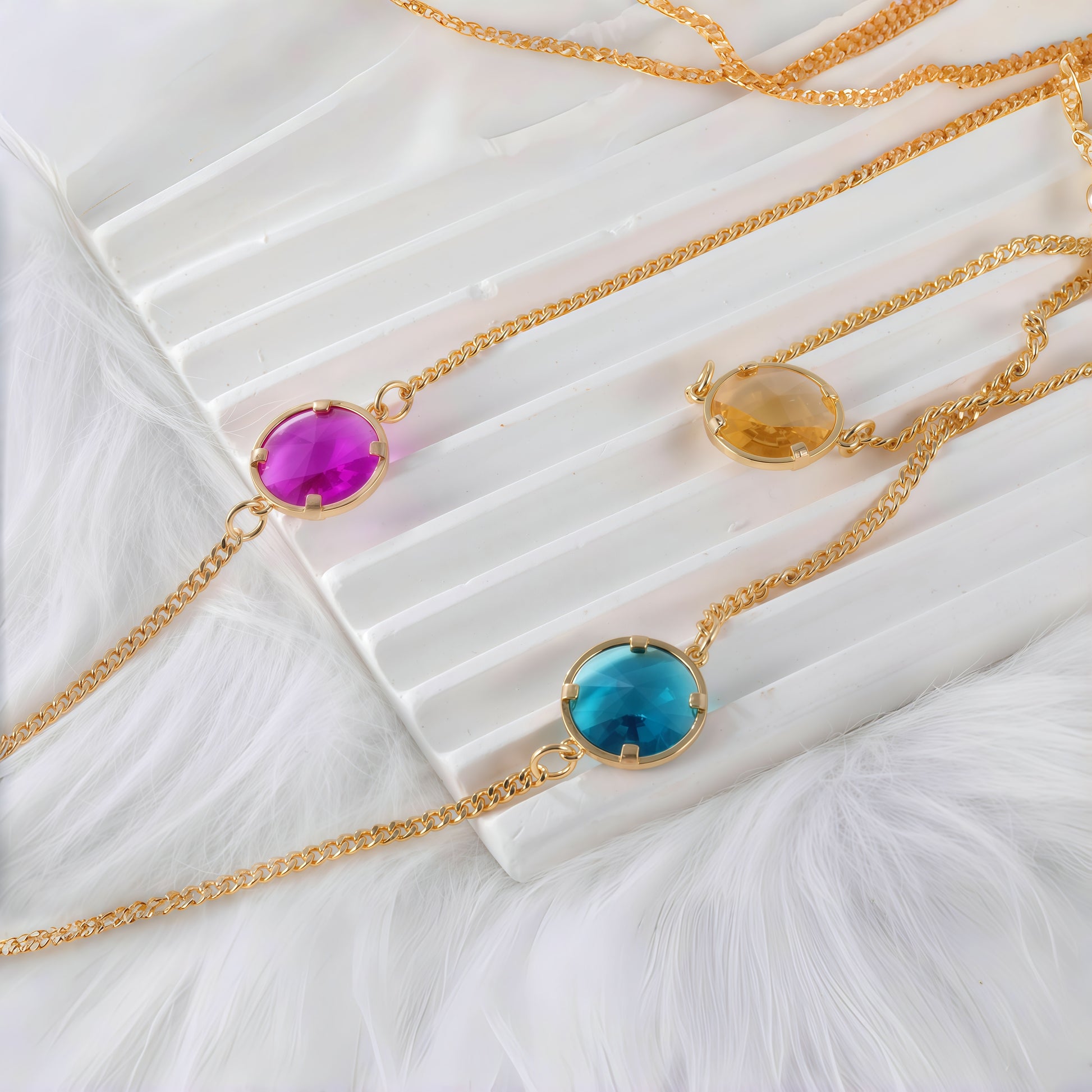 Fashionable Gold-Plated Gemstone Pendant Necklace, 3 Colorful Round Crystals, Ideal for Daily Wear and Gifts