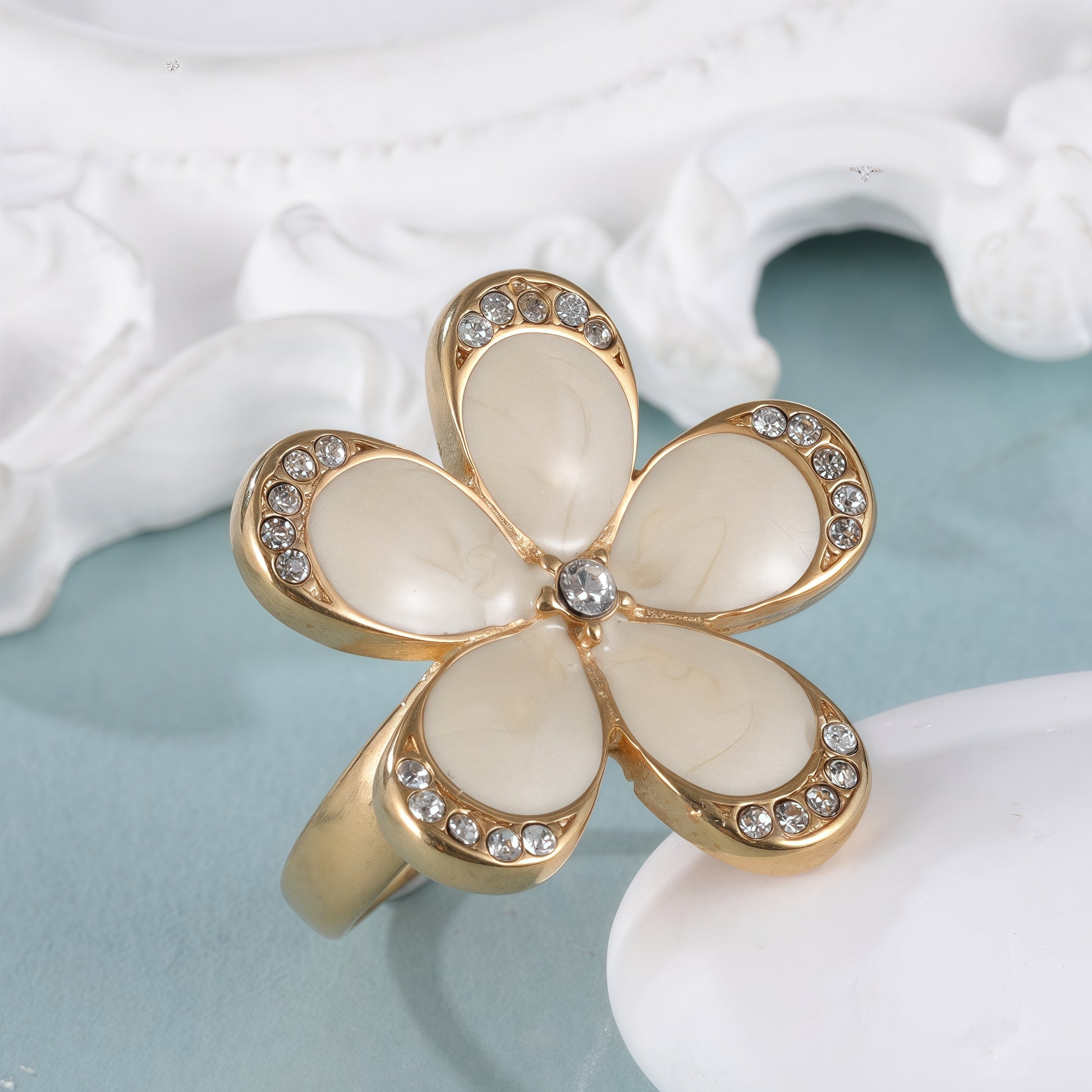 【Floral Crystal Design】Gold Stainless Steel Ring with Crystal Embellished Cream Flower Petals, Romantic and Elegant Style, Perfect Fashion Ring for Women, Ideal Gift