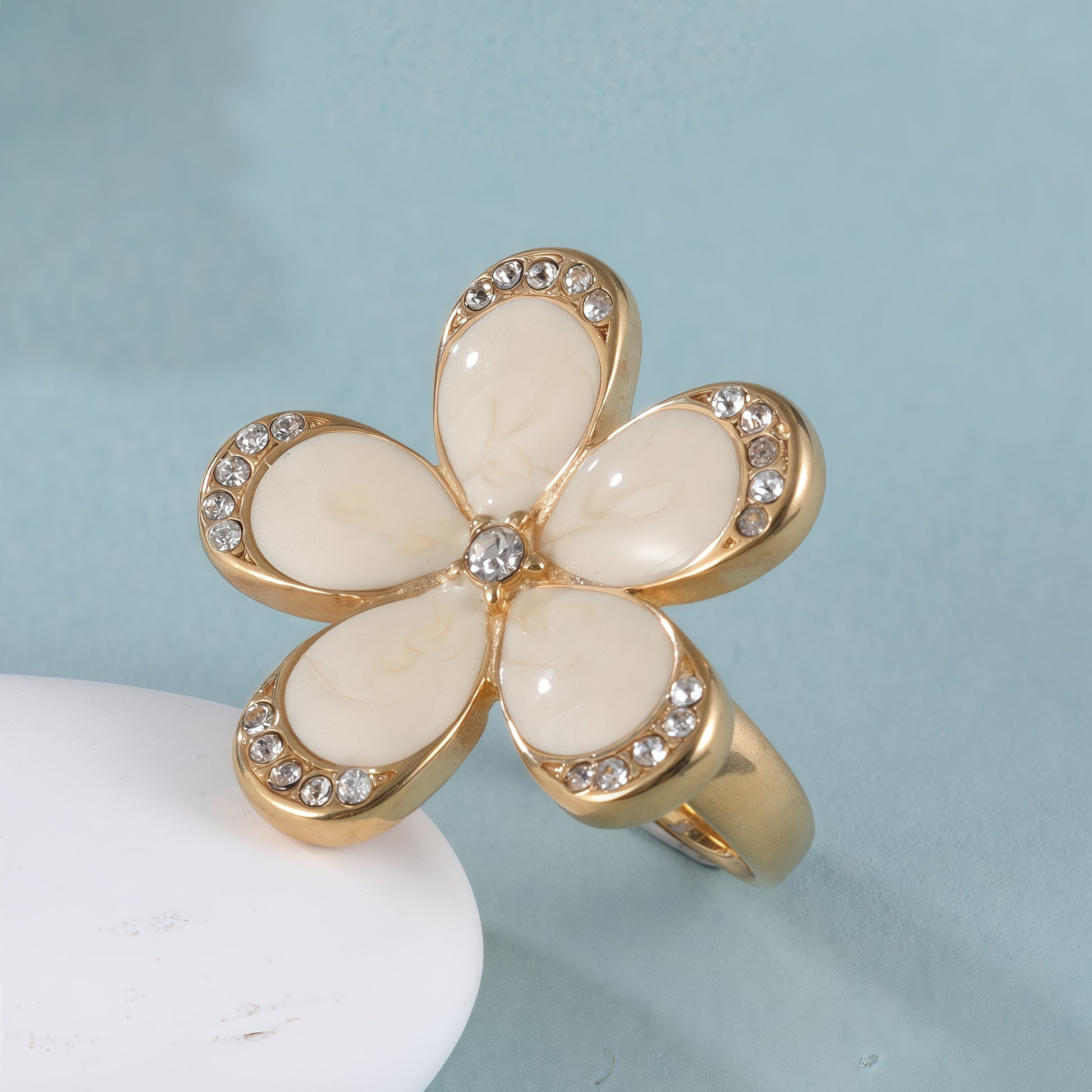 【Floral Crystal Design】Gold Stainless Steel Ring with Crystal Embellished Cream Flower Petals, Romantic and Elegant Style, Perfect Fashion Ring for Women, Ideal Gift