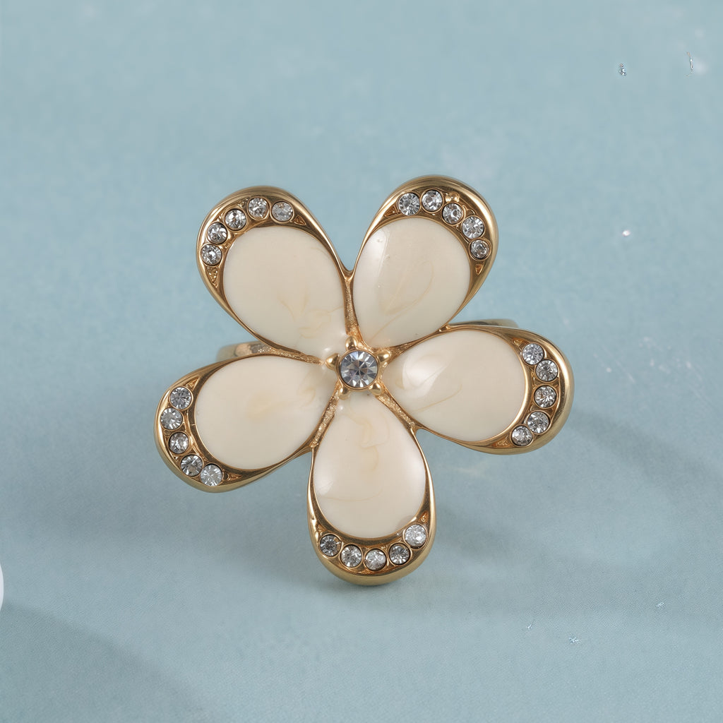 【Floral Crystal Design】Gold Stainless Steel Ring with Crystal Embellished Cream Flower Petals, Romantic and Elegant Style, Perfect Fashion Ring for Women, Ideal Gift