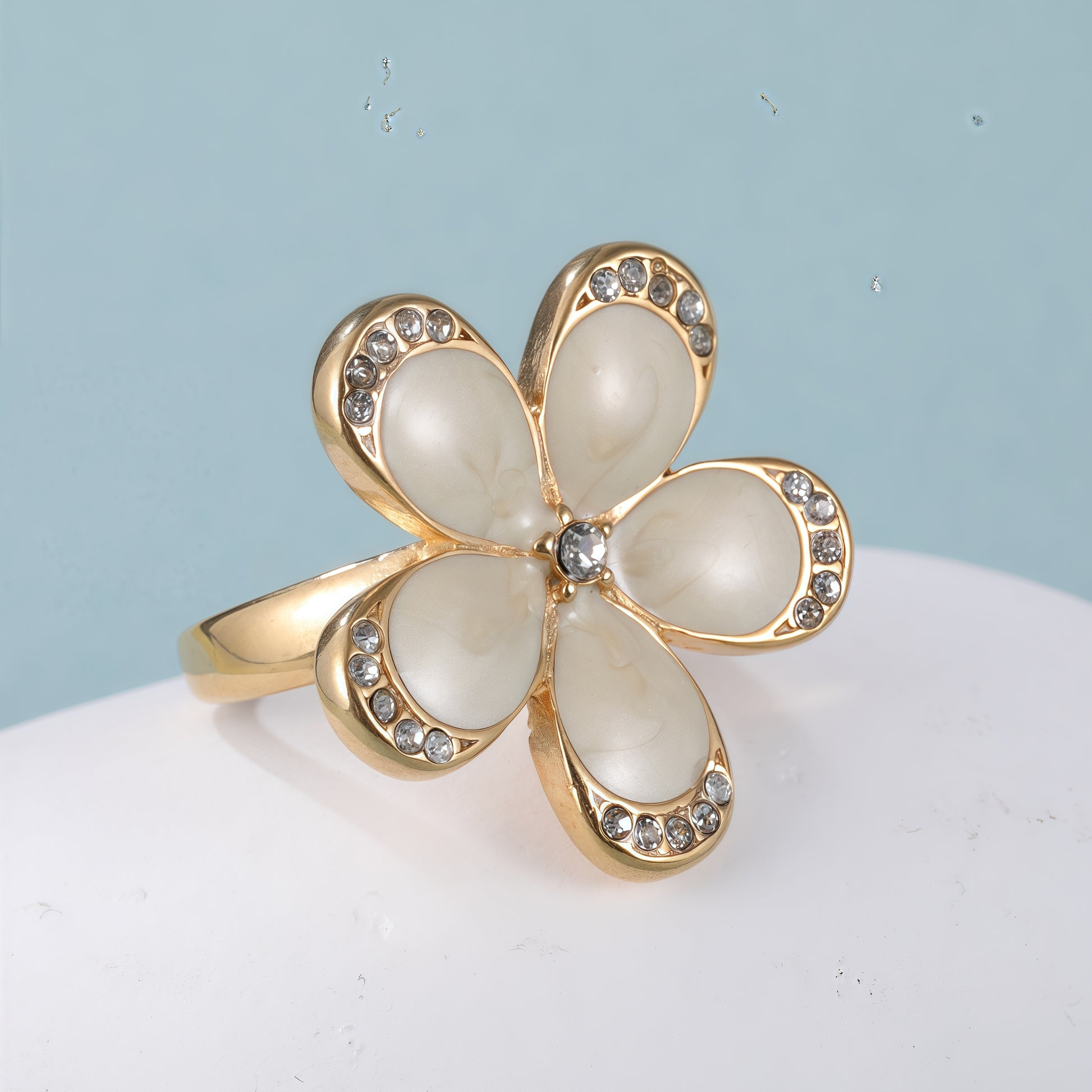 【Floral Crystal Design】Gold Stainless Steel Ring with Crystal Embellished Cream Flower Petals, Romantic and Elegant Style, Perfect Fashion Ring for Women, Ideal Gift