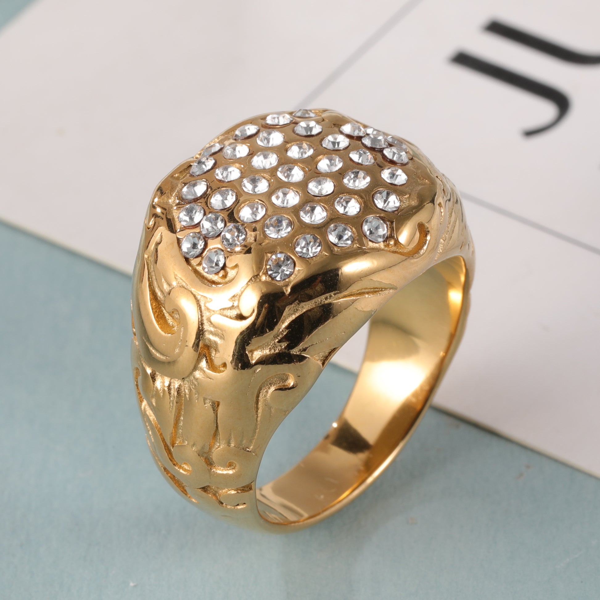 【Classic Luxurious Design】Gold Stainless Steel Ring with Sparkling Crystals and Intricate Carvings, Stylish and Elegant Style, Perfect Fashion Ring for Men/Women, Ideal Gift