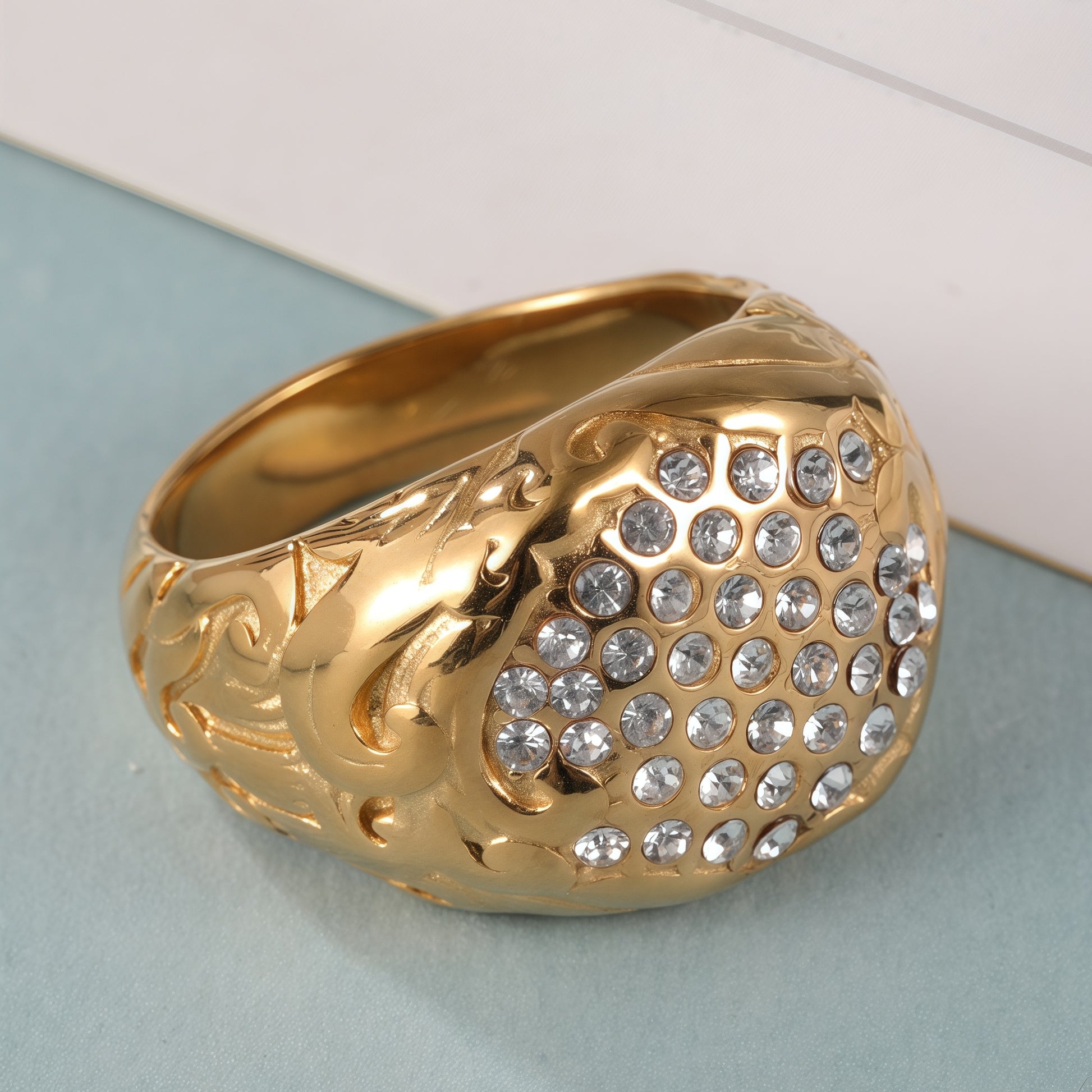 【Classic Luxurious Design】Gold Stainless Steel Ring with Sparkling Crystals and Intricate Carvings, Stylish and Elegant Style, Perfect Fashion Ring for Men/Women, Ideal Gift